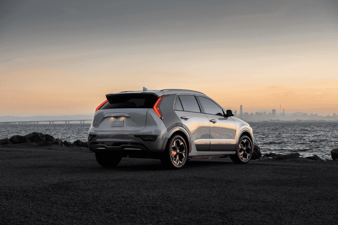 Vue 3/4 arrière du Kia Niro EV 2026 à l'extérieur.